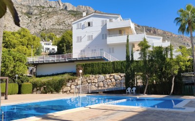 Beautiful, fully refurbished apartment with spacious terraces.